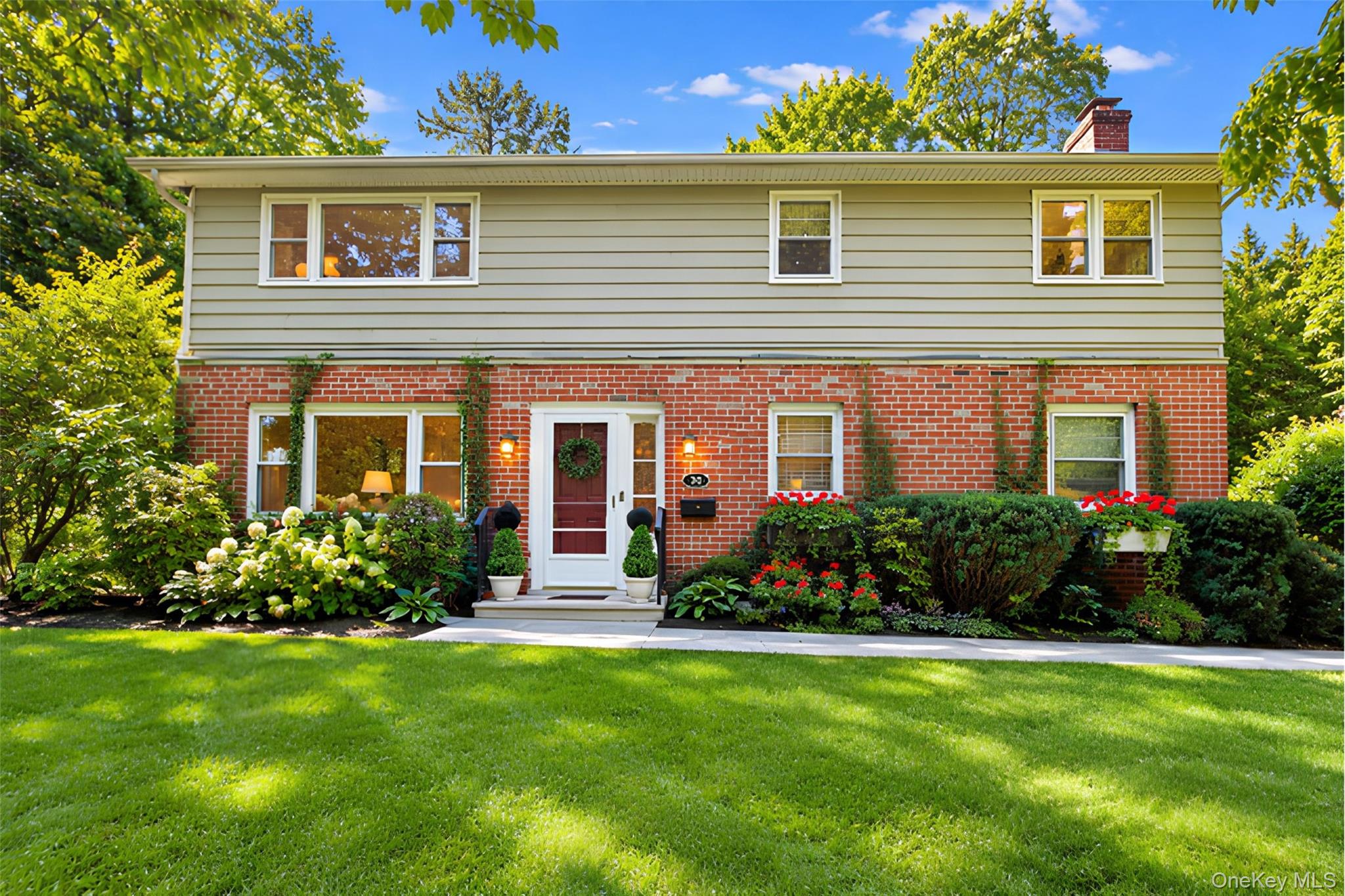 Space, flexibility and opportunity in Ardsley! This 5-bedroom, 2-bath...