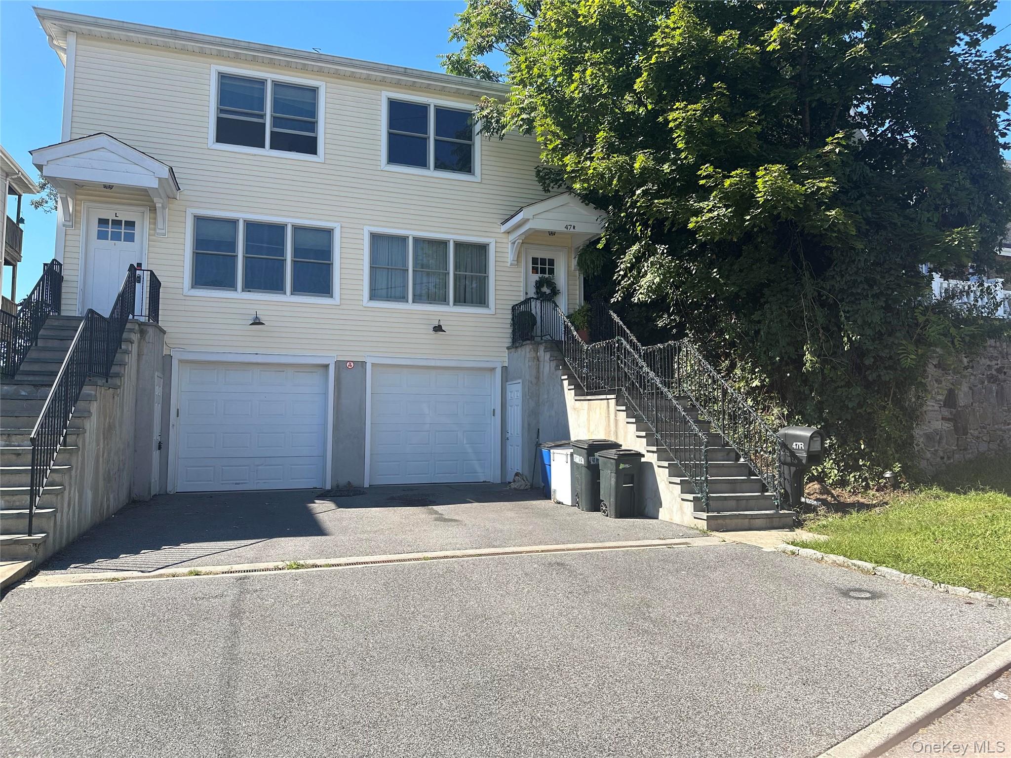 Welcome to this modern designed 4 bedroom, 4 bathrooms in a quiet neig...