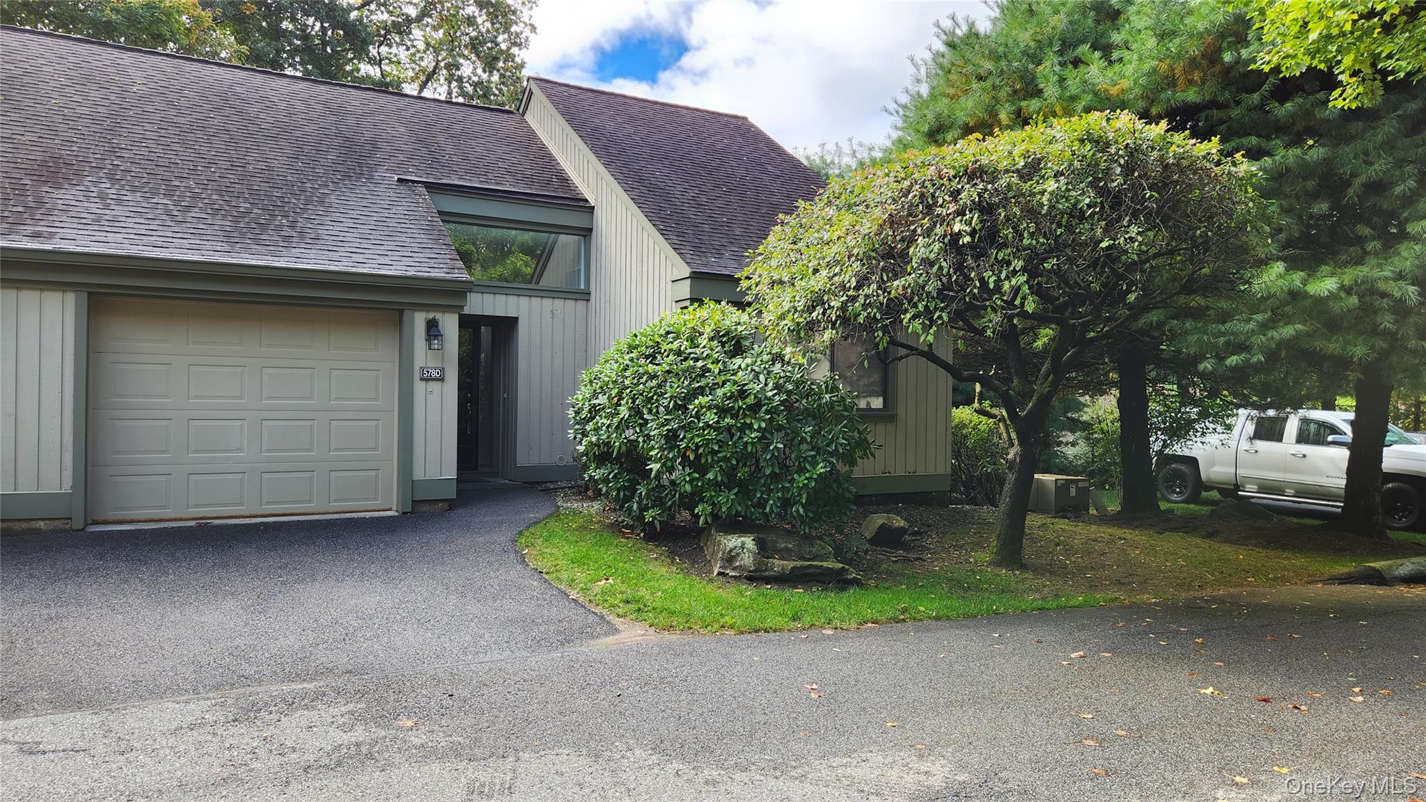 Come see this Well Maintained 1 Bedroom, 1.5 Bath Guilford Model W/ Ga...