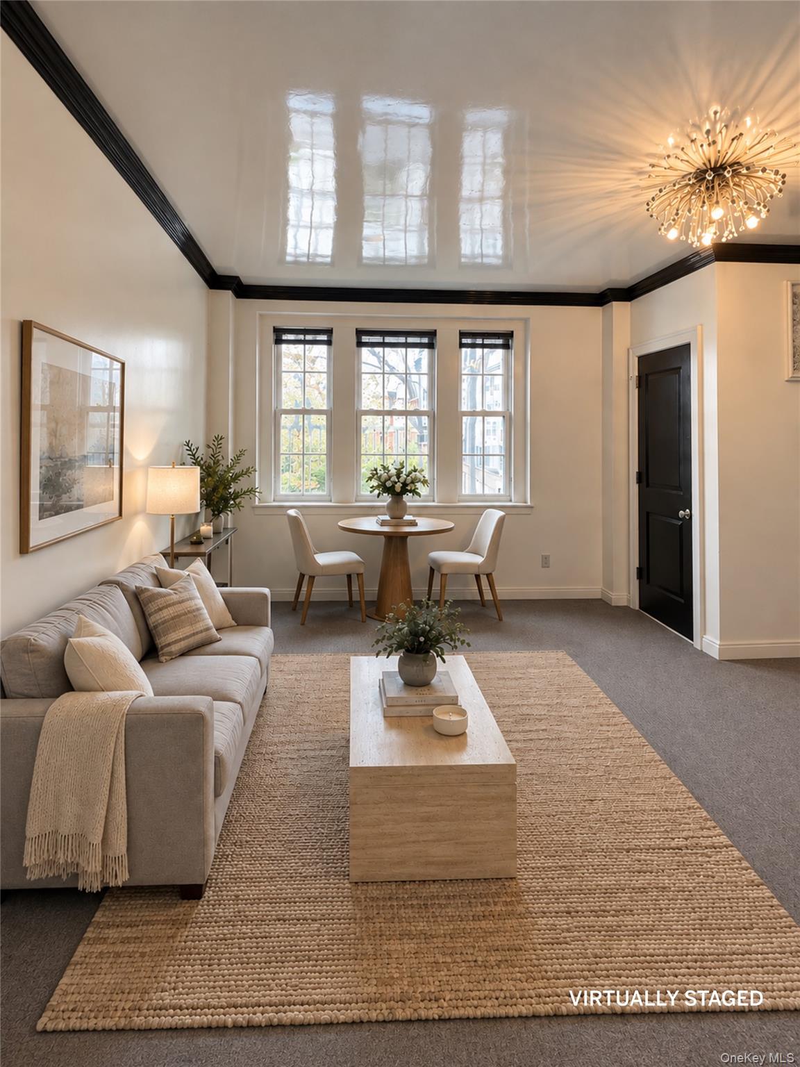 Perfectly nestled studio apartment in the heart of Scarsdale Village....