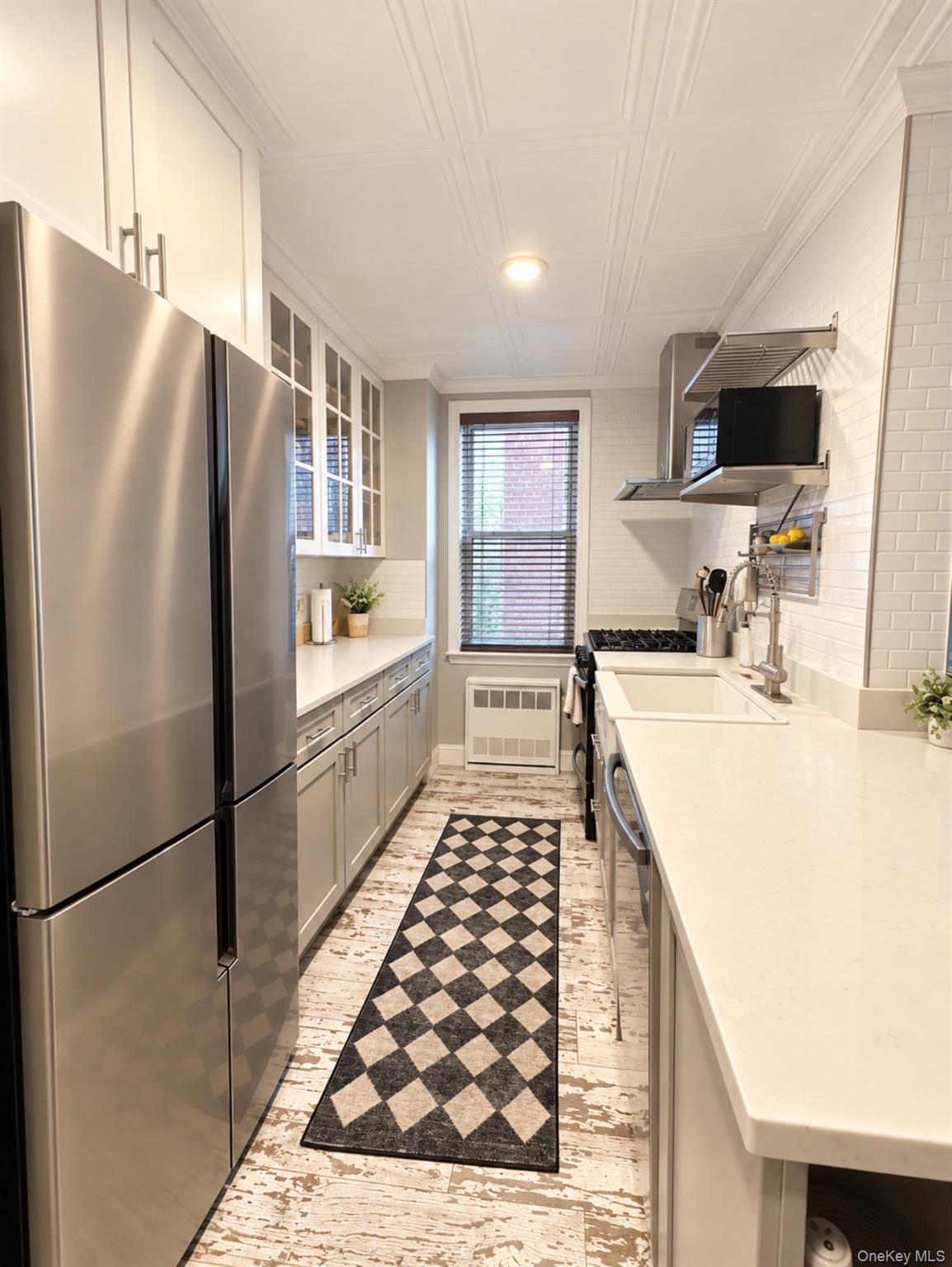 This sought after 1bedroom apartment has it all. Rich vintage hardwood...