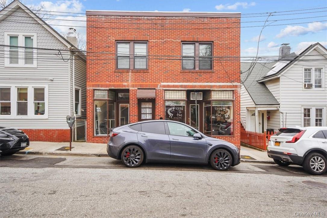 Located in the heart of Tarrytown is this sweet two bedroom apartment...
