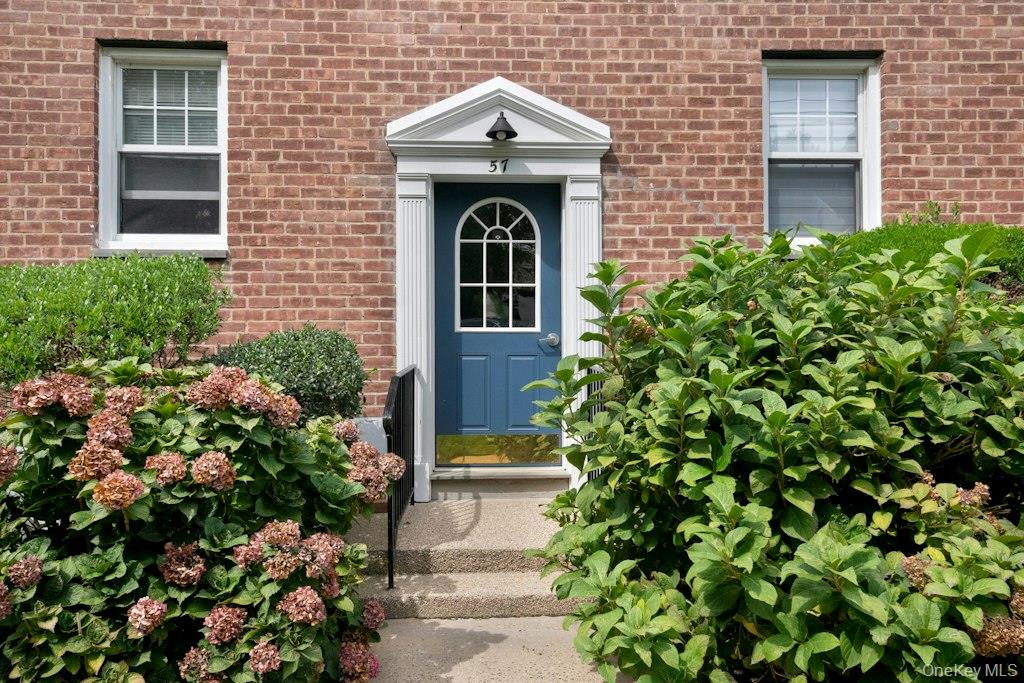 A rare opportunity to own a spacious 2-bedroom, 1-bathroom Park Knoll...