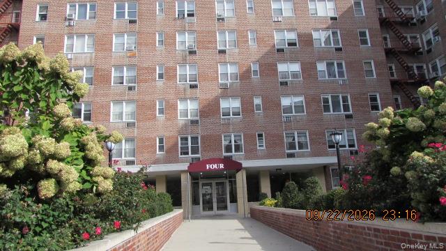 Bright spacious one bedroom, one Bath, extra room, Large Living Room,...