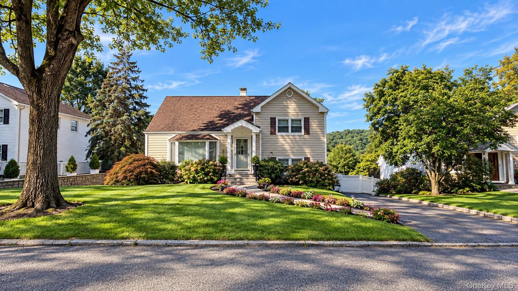 PRISTINE STAGGERED SPLIT in Sprain Lake Knolls! This bright and sunny...