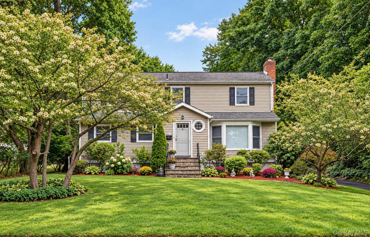 A Fresh New Look at 9 Verne Place! Freshly painted throughout with tho...