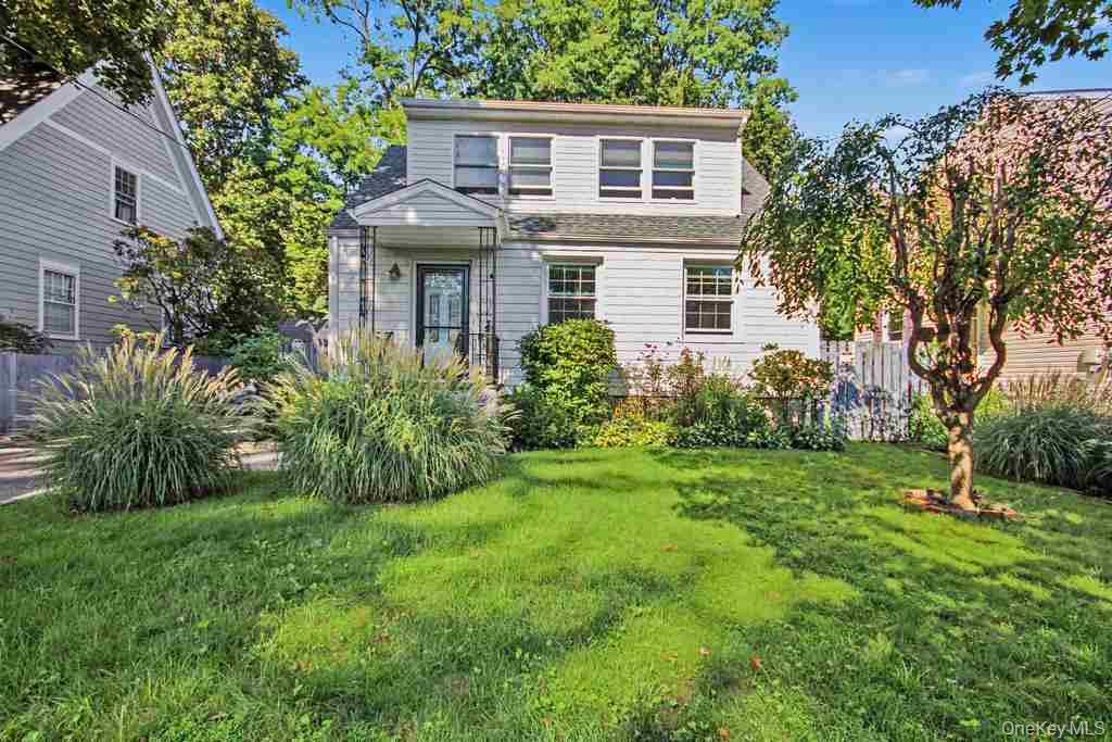 Move right into this charming home on quiet street. Convenient to Metr...