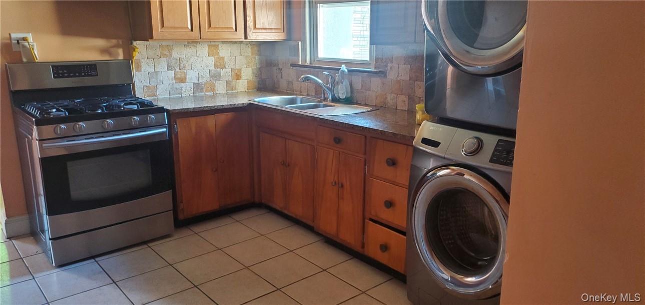 Large three bedrooms apartment that comes with assigned parking. Possi...