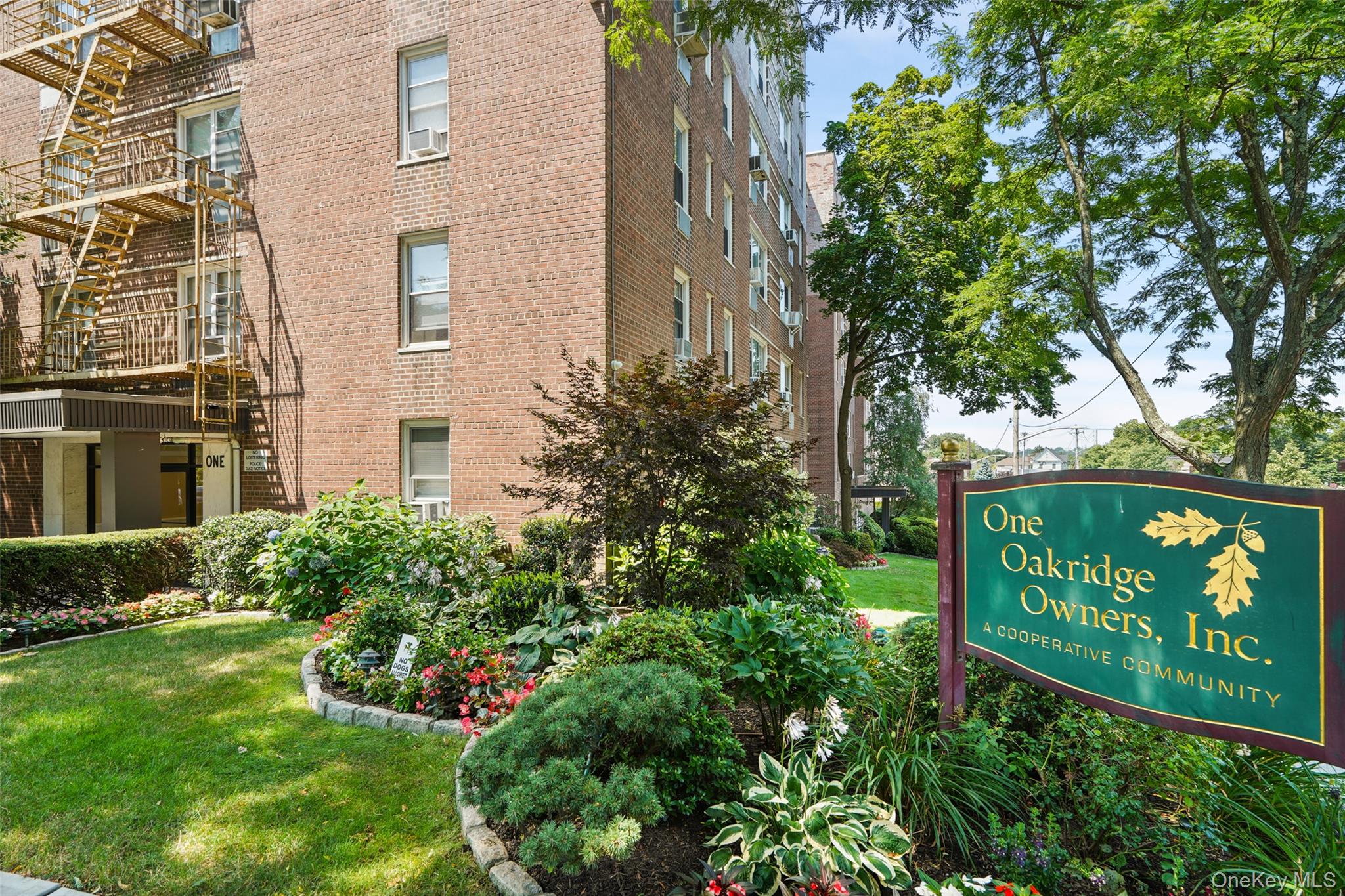 Welcome to this bright and spacious fourth-floor apartment ideally loc...