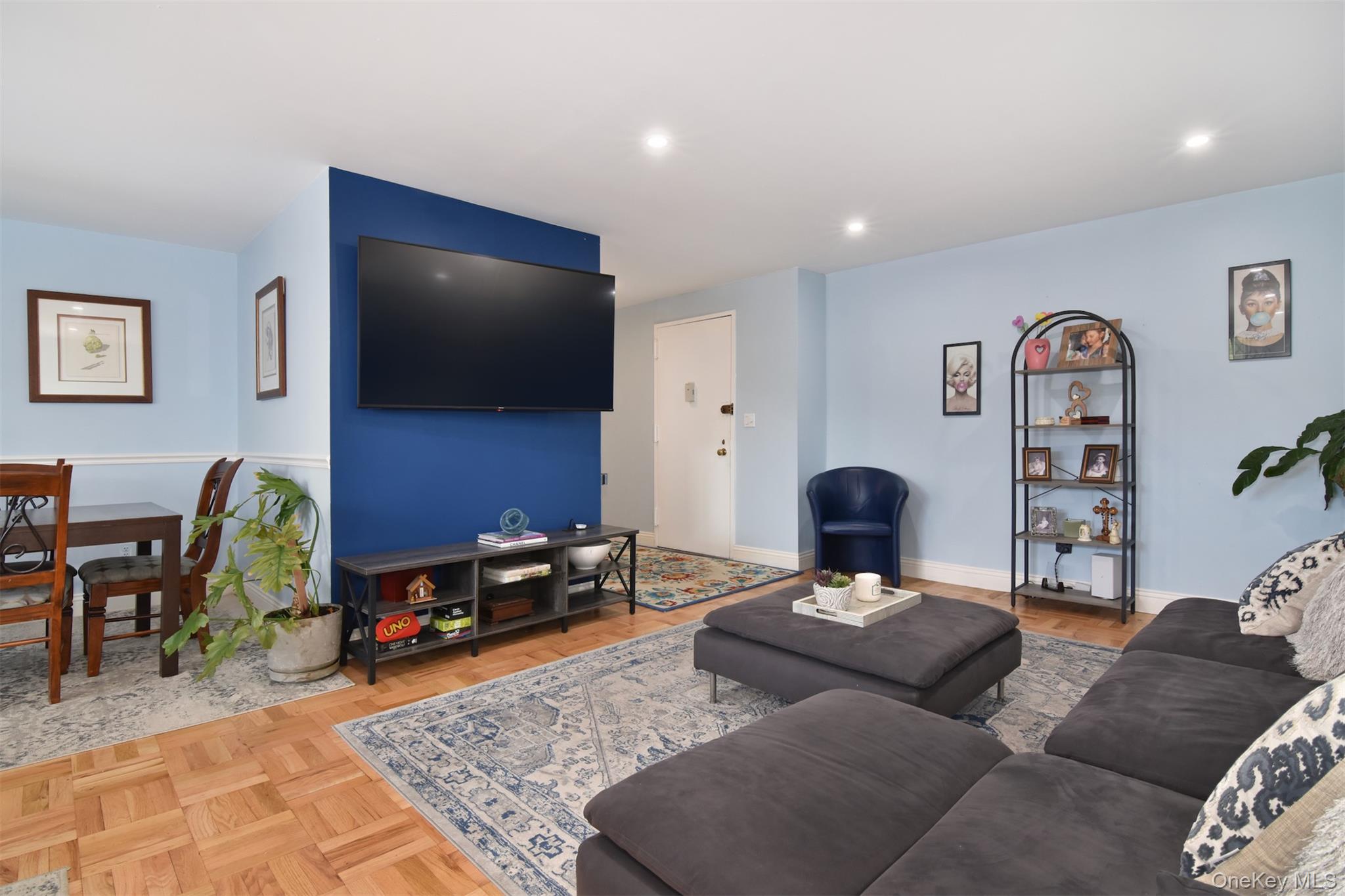 Welcome to Wedgwood Apartments, where comfort and convenience come tog...