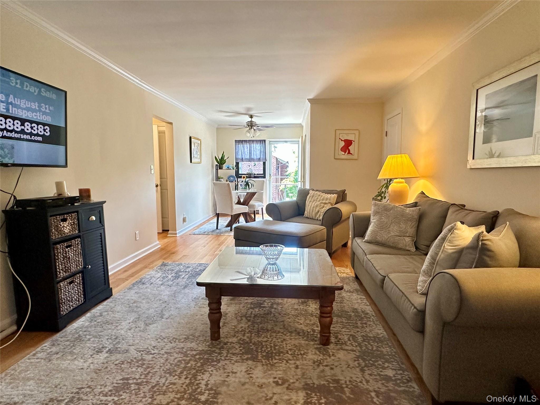 Bright turn-key end unit with modern finishes. Open living room and di...