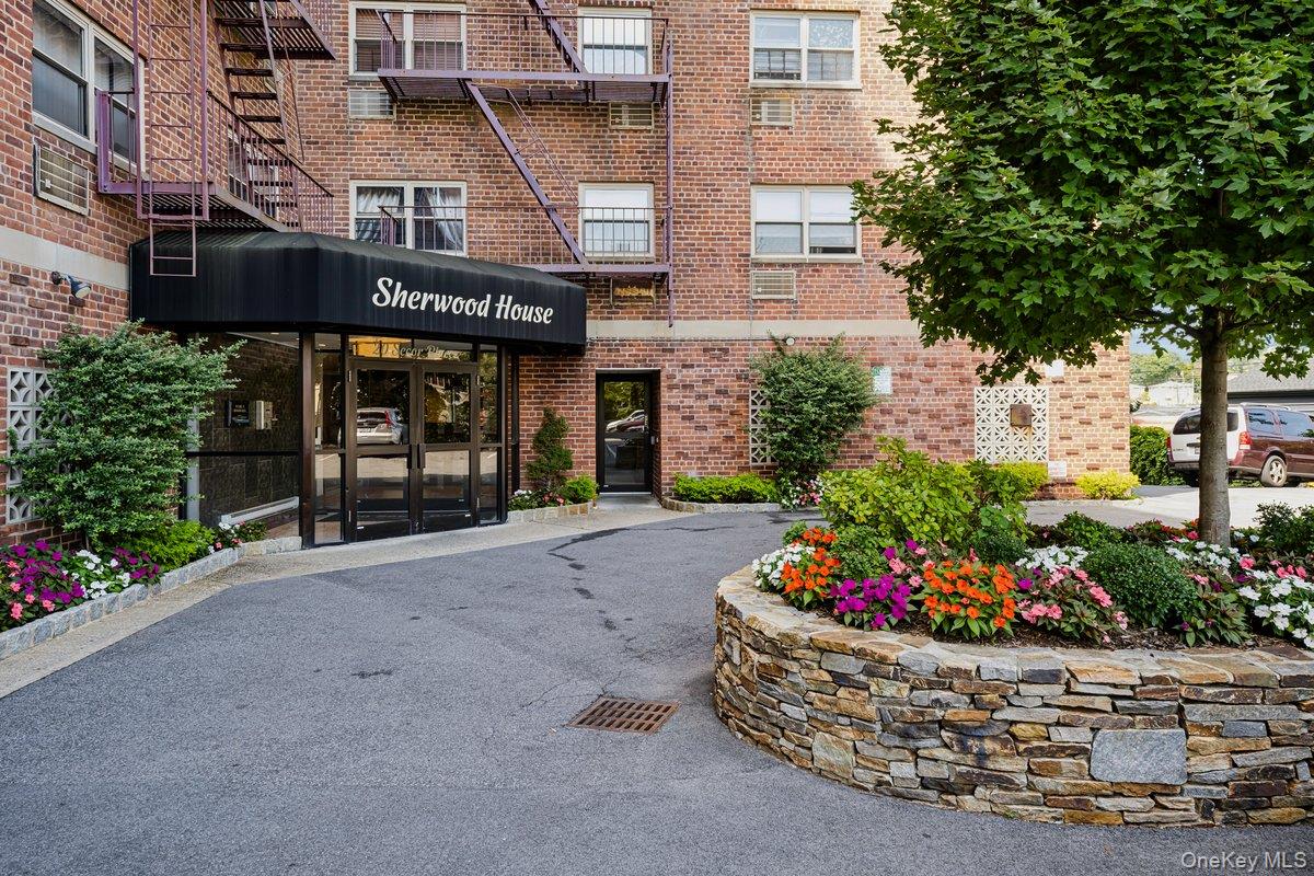 Perfect location convenient to metro north, bus and shopping. Convenie...