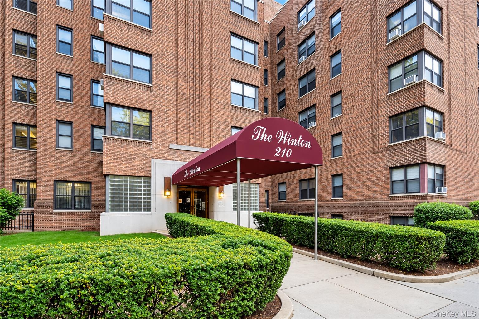 Spacious 2 Bedroom, 1 Bathroom apartment located in the heart of Downt...