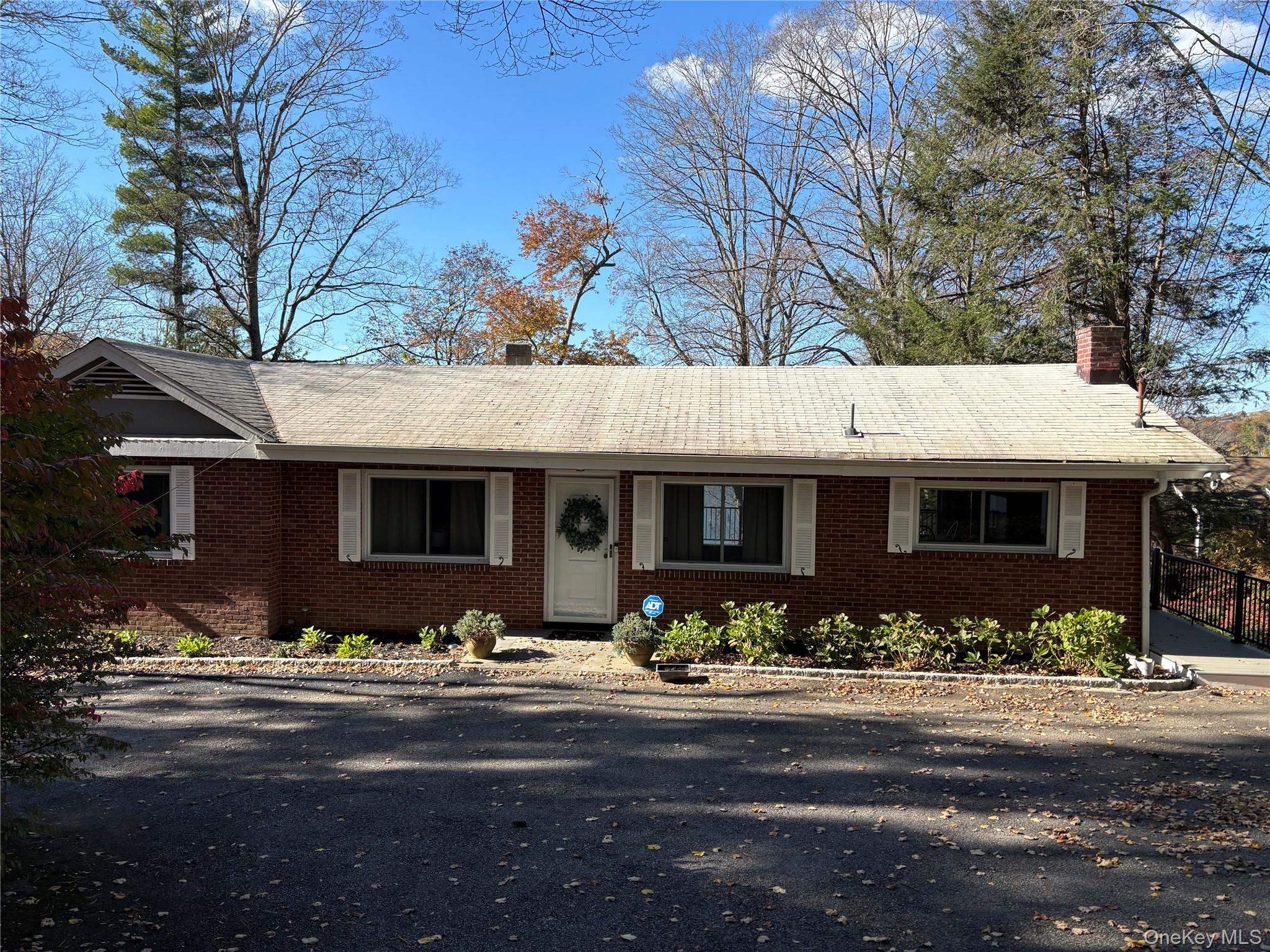 Beautifully sited on lovely Lake Truesdale!   Charming and very privat...