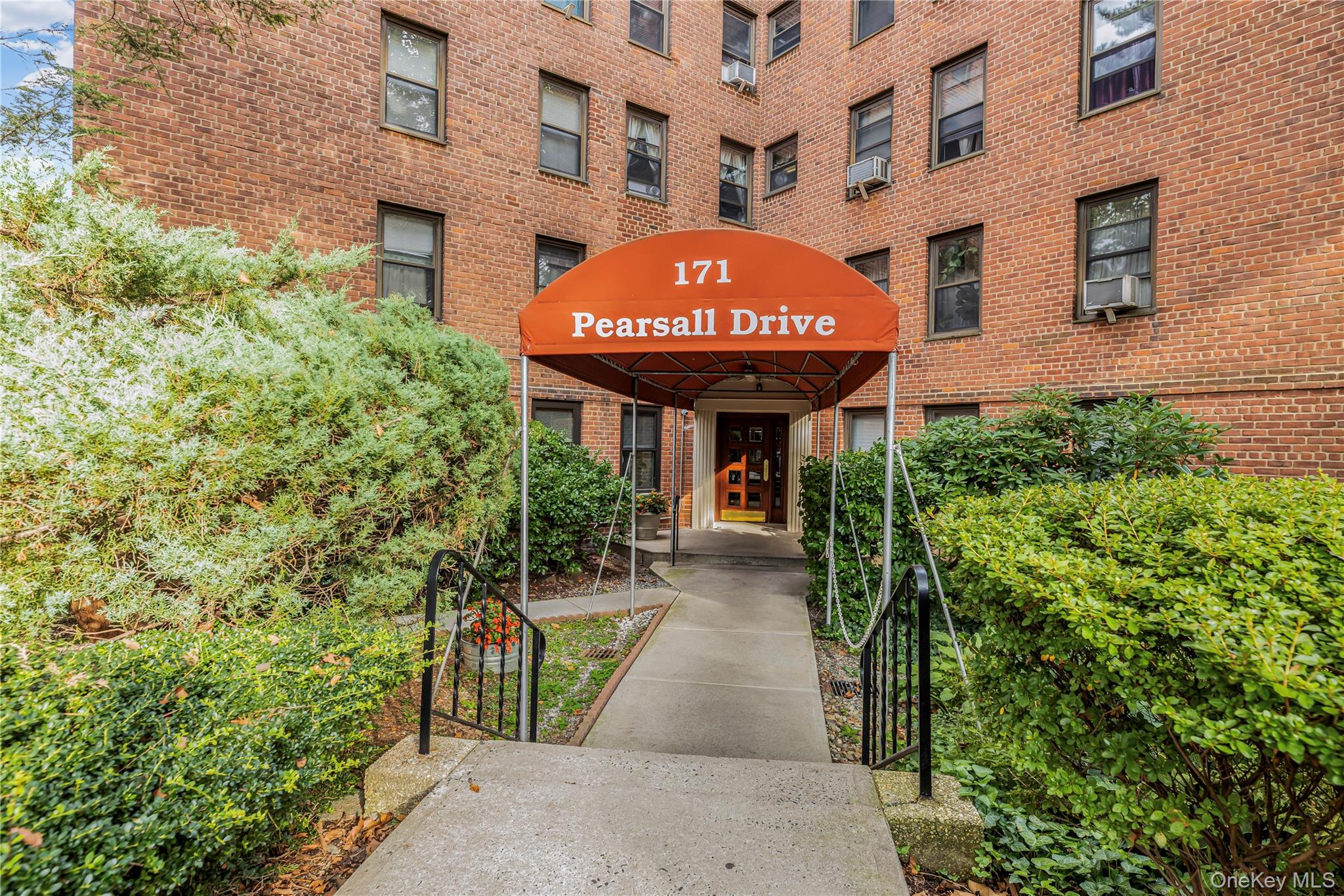 Comoe see this well maintained, spacious, close to all unit. Situated...
