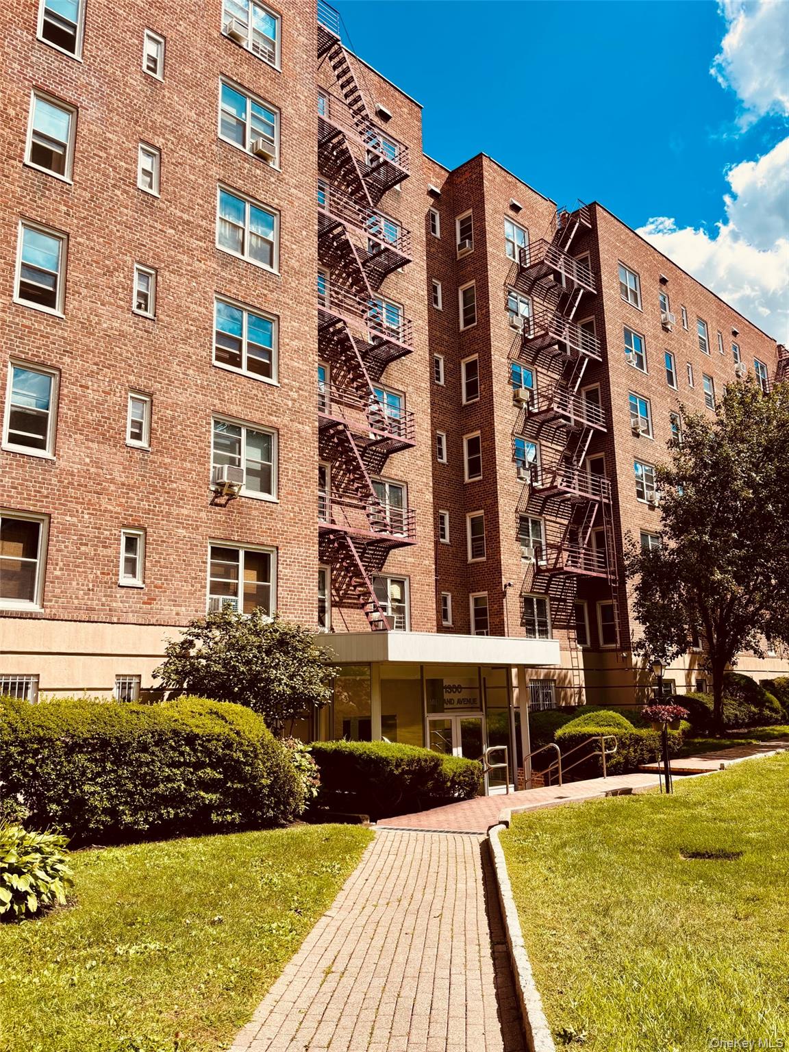 Renovated Jr. 4 sponsor unit in the beautifully maintained Kimberly Ga...