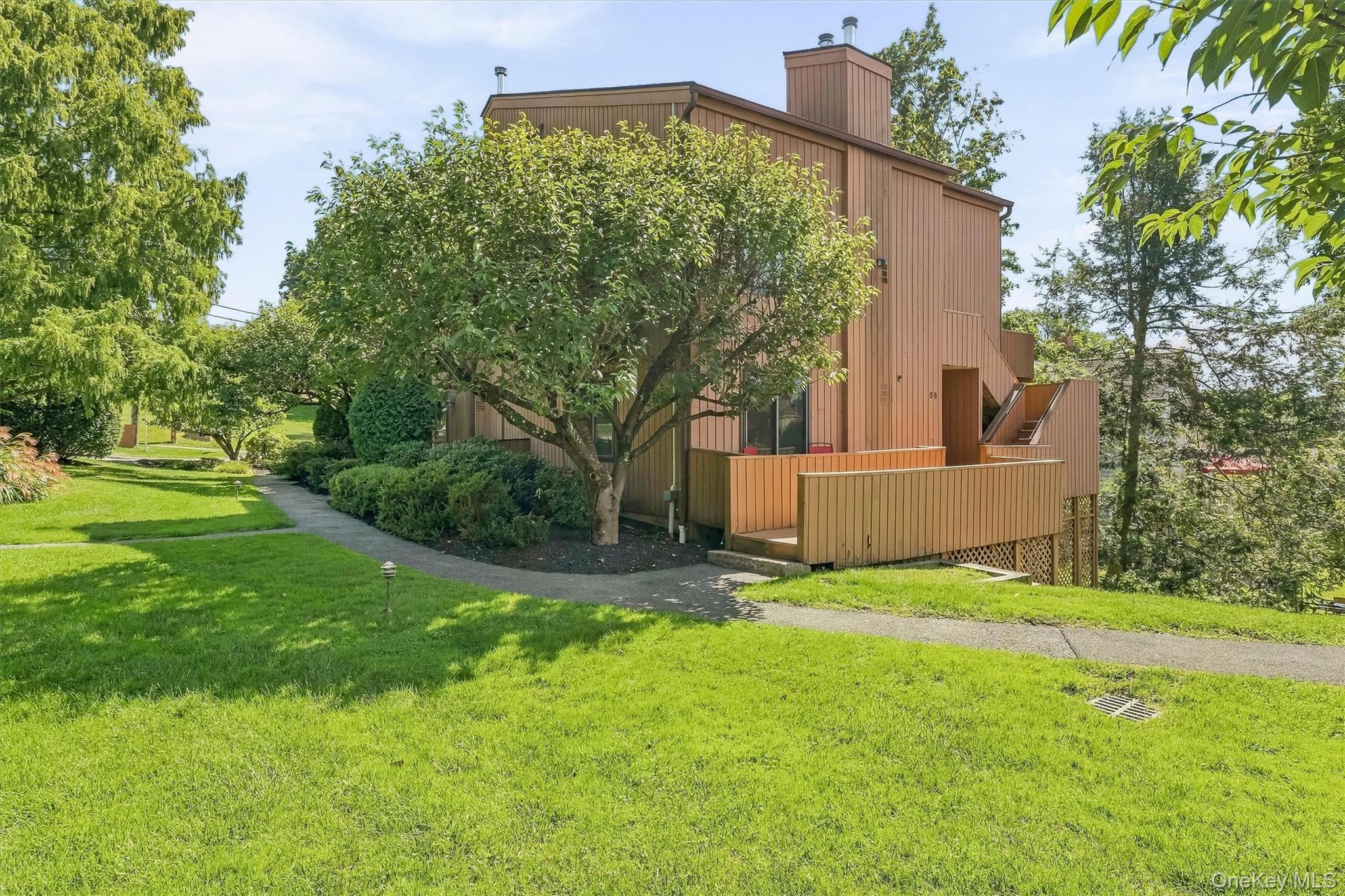 Welcome to Hudson View Hills community in Ossining, NY! This adorable...