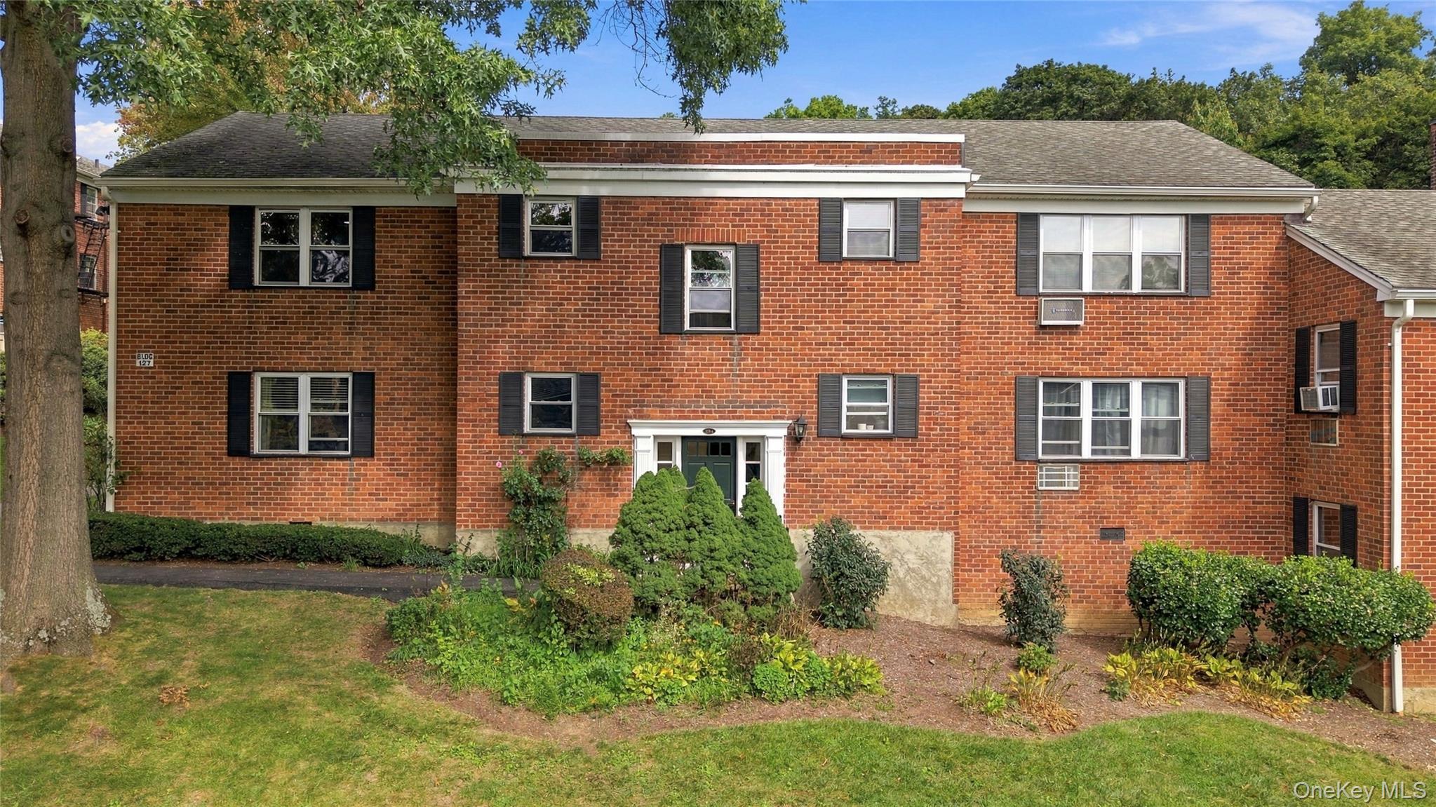 Bring your furniture and move right into this beautiful top-floor co-o...