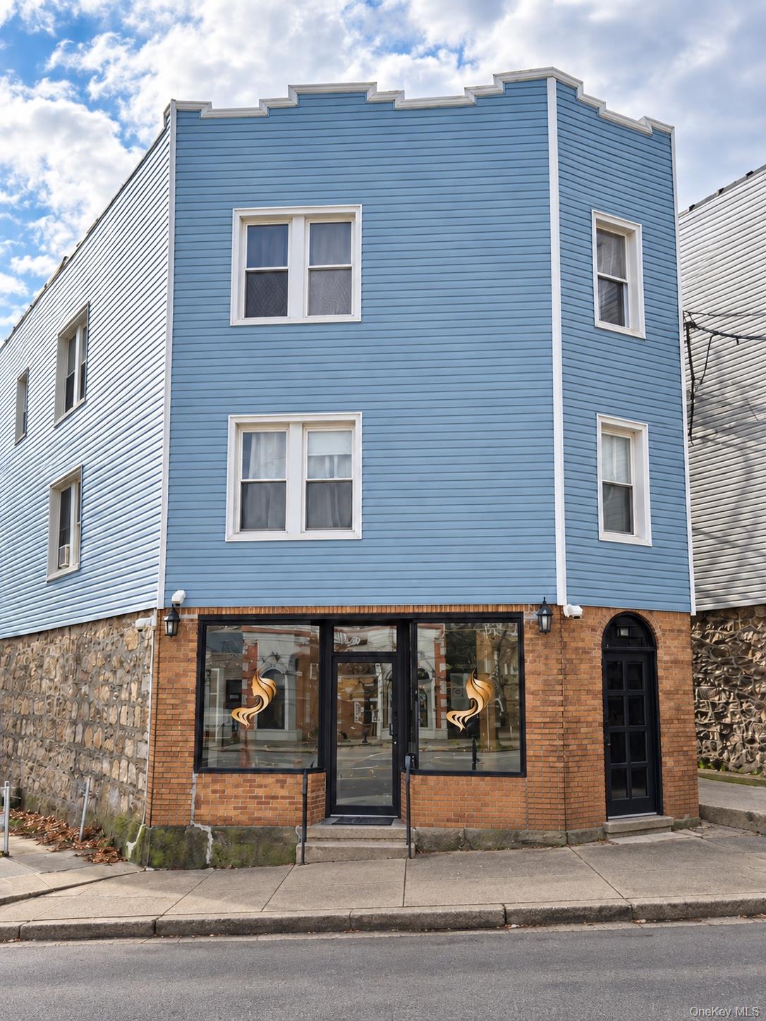 Excellent investment opportunity in Yonkers! This detached 3-story mix...