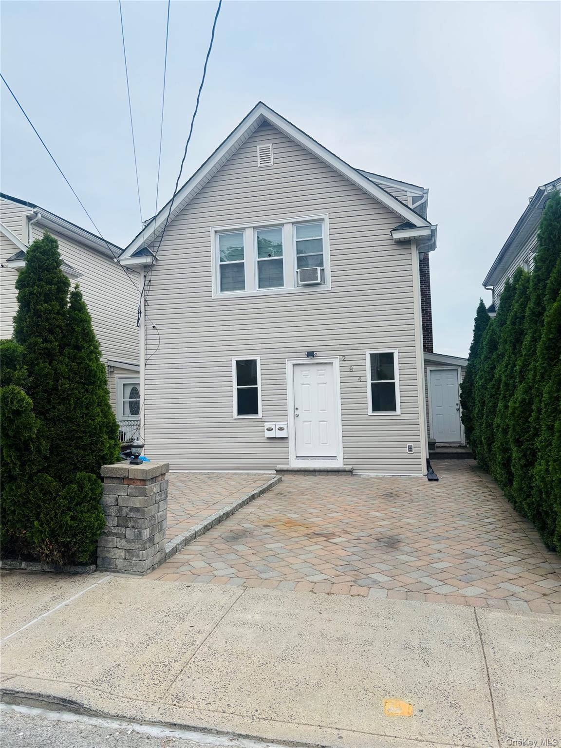 This newly renovated duplex apartment is situated on a high elevation...