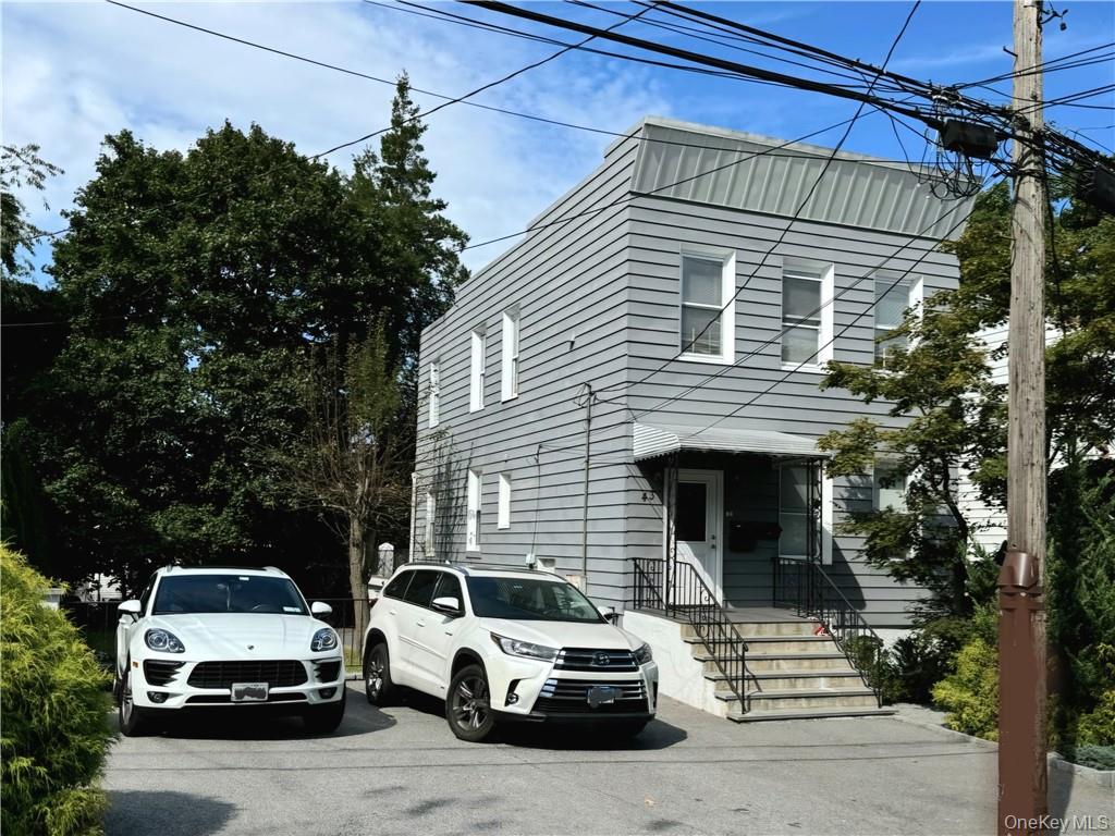 This bright, sunny 2-bedroom apartment in Lawrence Park West has a gre...