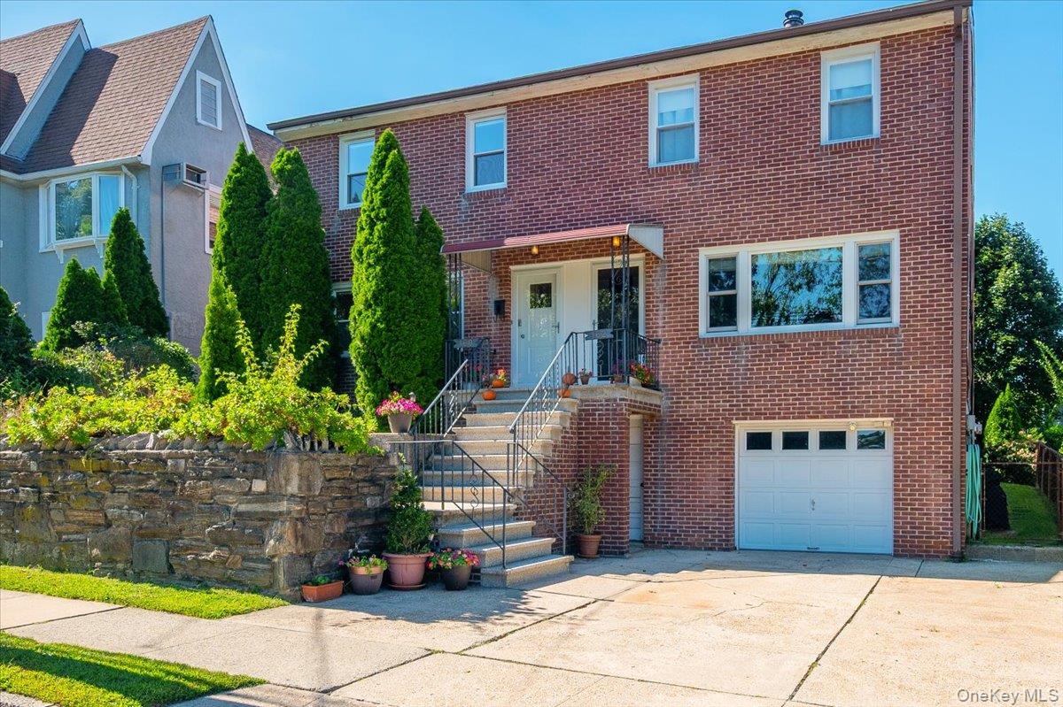 Welcome to 160 Park Avenue! This beautifully renovated 3-bedroom, 1.5-...