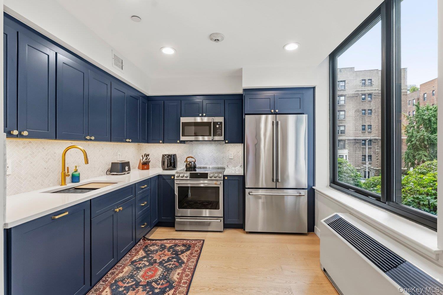 Presenting a magnificent, pristine unit in an ultra luxury building wi...