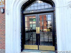 If location is important, then this apartment is for you. Just blocks...