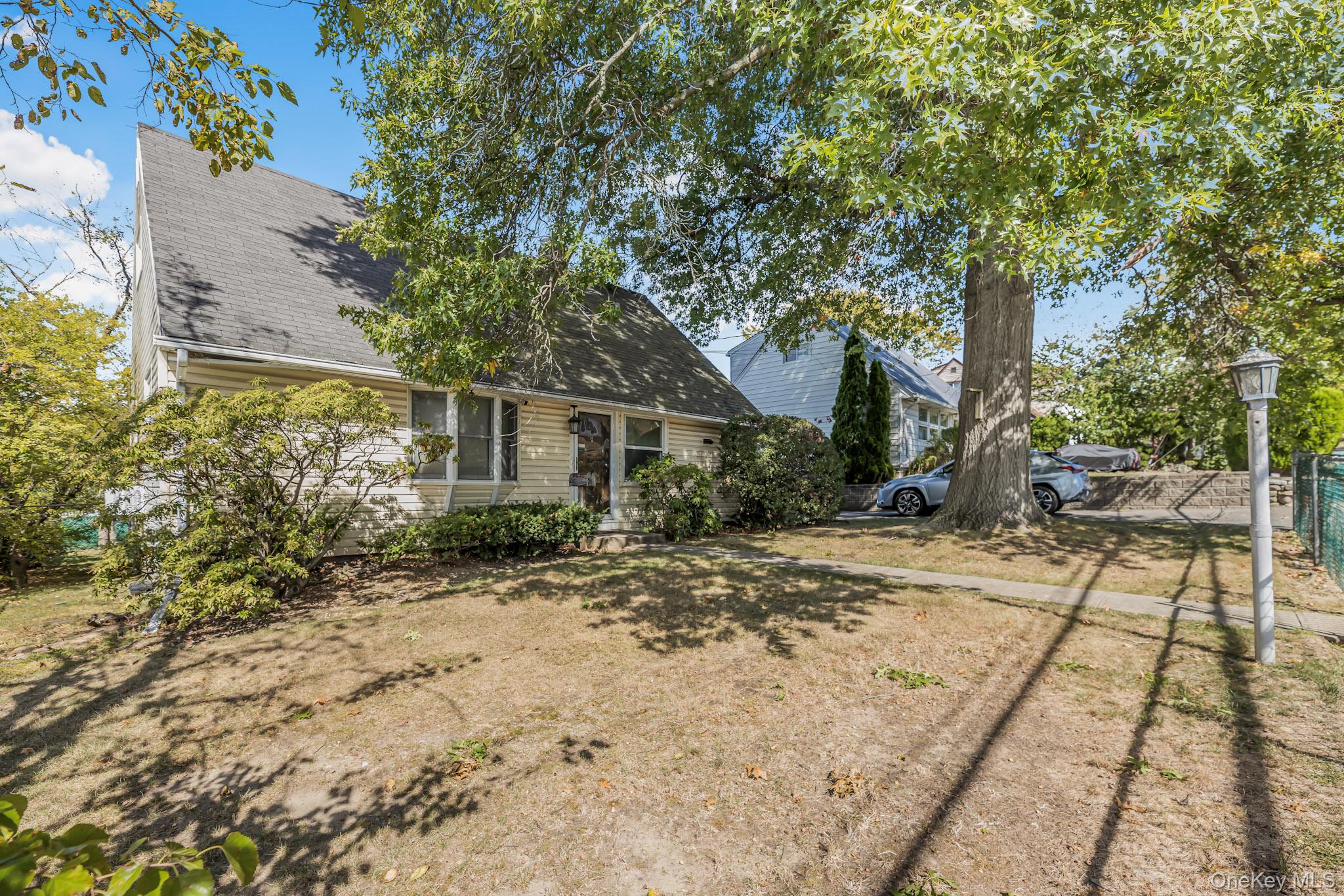 Charming Cape Cod in Sought-After Sprain Lake Knolls – Endless Potenti...