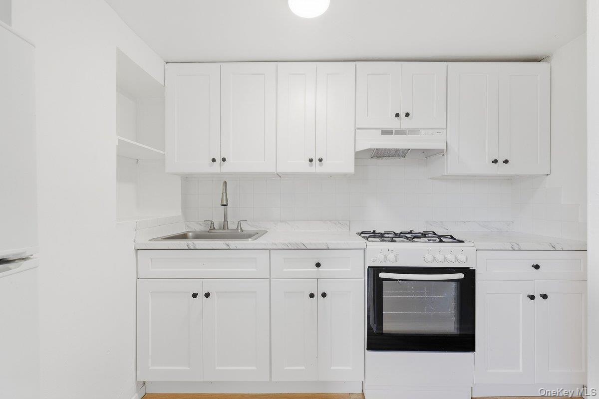 Bright and sunny one bedroom apartment in Eastchester School District....