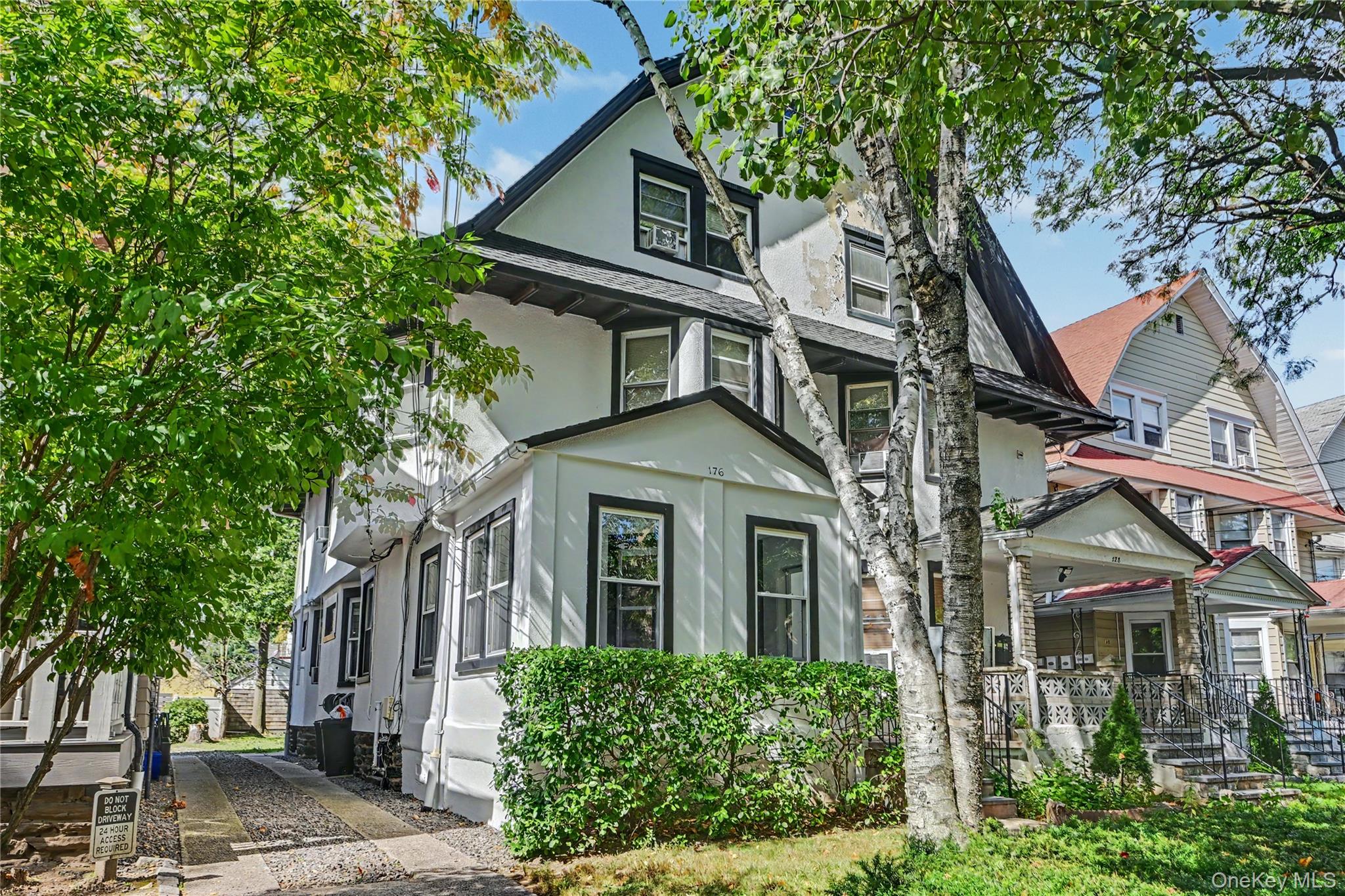 A fantastic investment opportunity awaits at 176 Archer Avenue! This b...