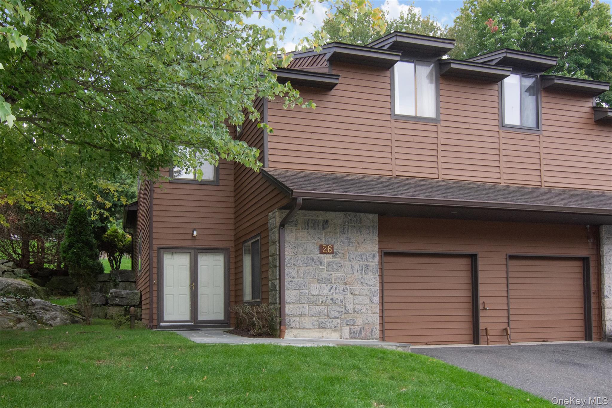 Rare end unit townhouse at Pennybridge in award-winning Irvington scho...