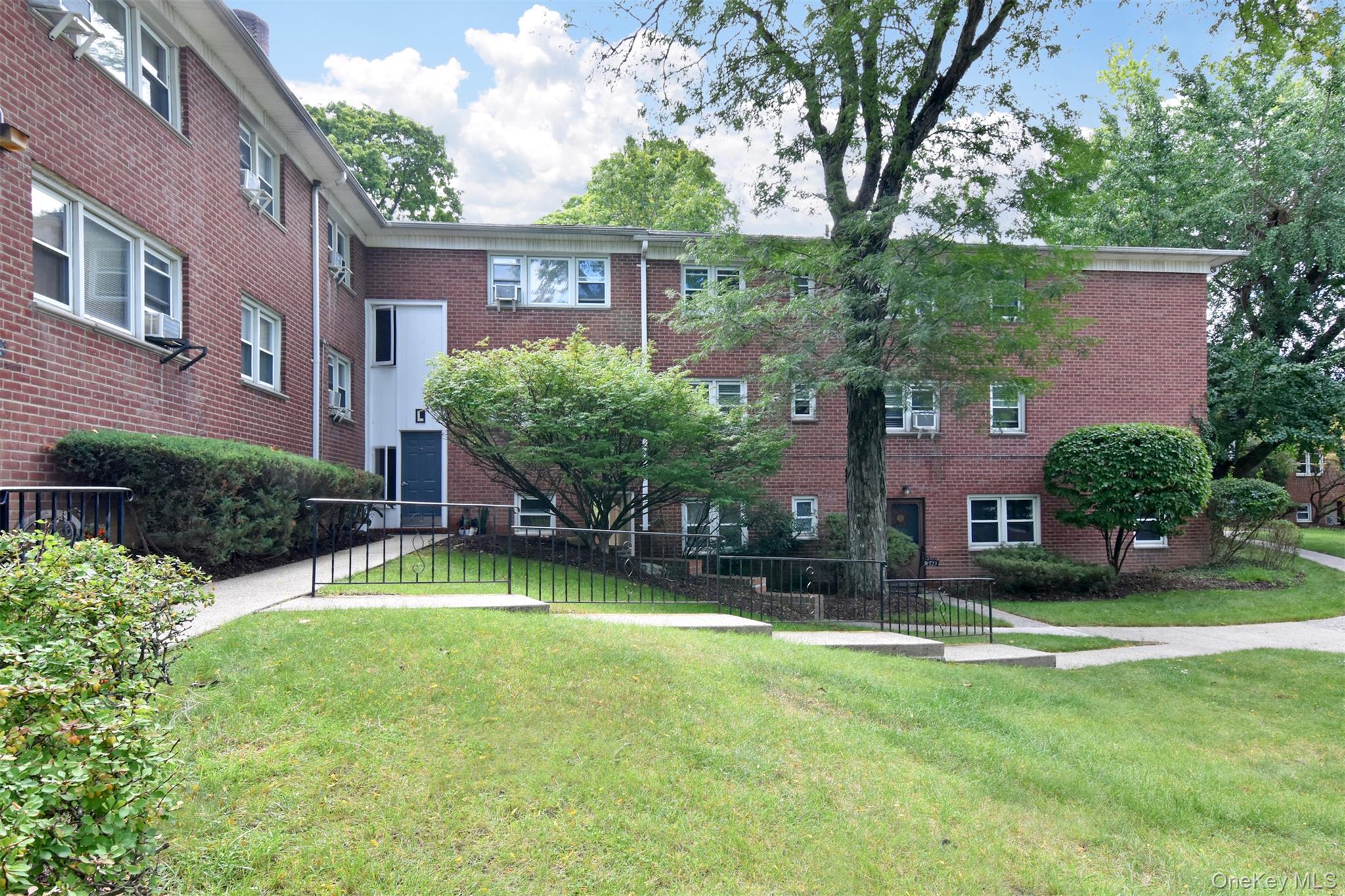 Top floor Junior 4, in award-winning Irvington schools. Office/studio...