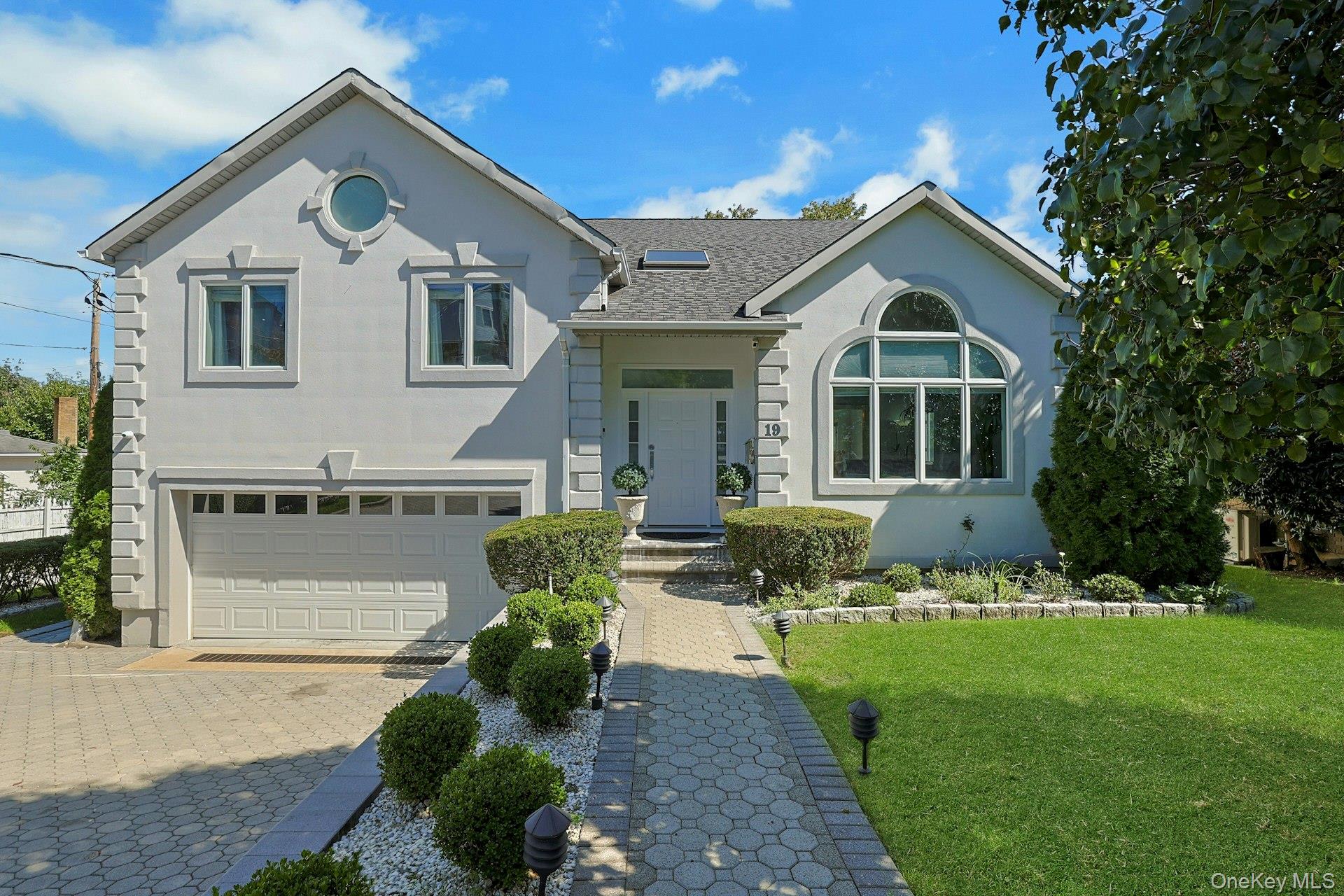 This beautiful, spacious and meticulously maintained stucco colonial o...