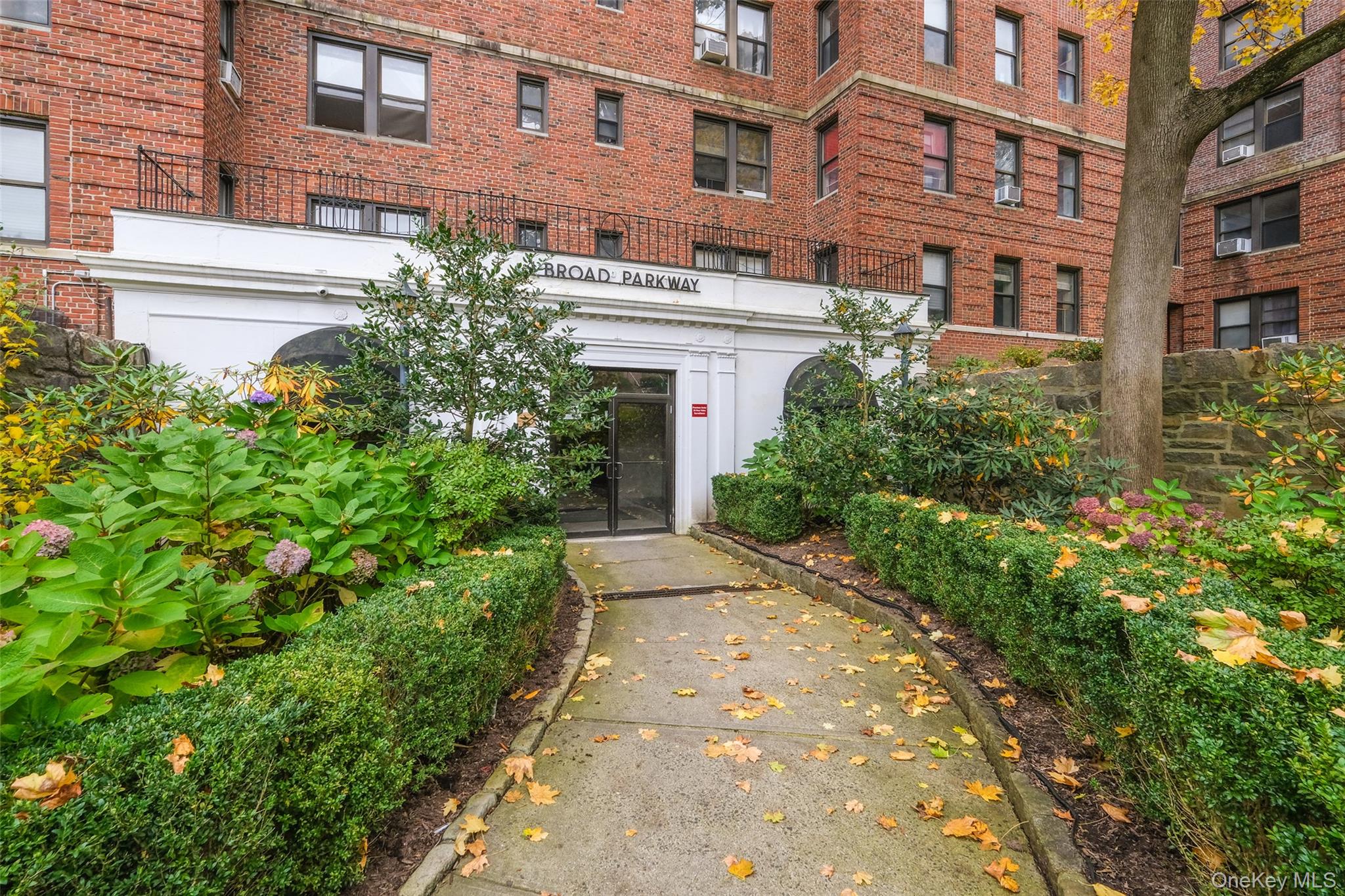 Charming Large one bedroom apartment with gleaming hardwood floors, gr...