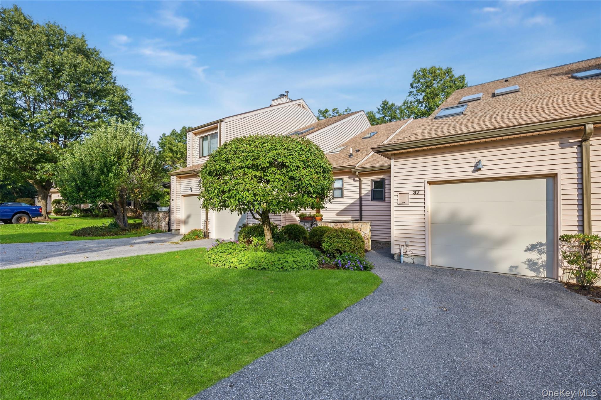 Turnkey ready, bright & fresh townhome in the Hudson Watch community....