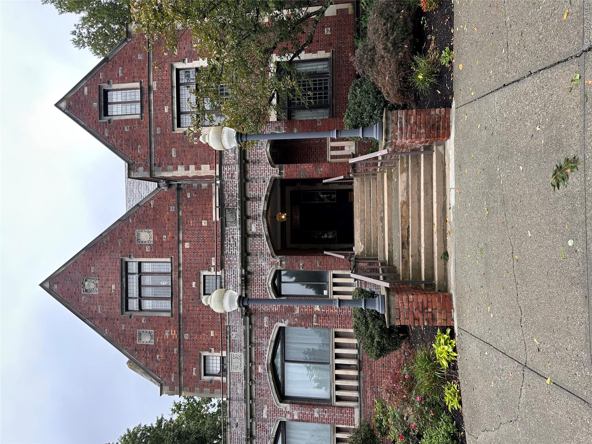 Excellent-condition 2-bedroom, 2-bath apartment in Peekskill’s histori...