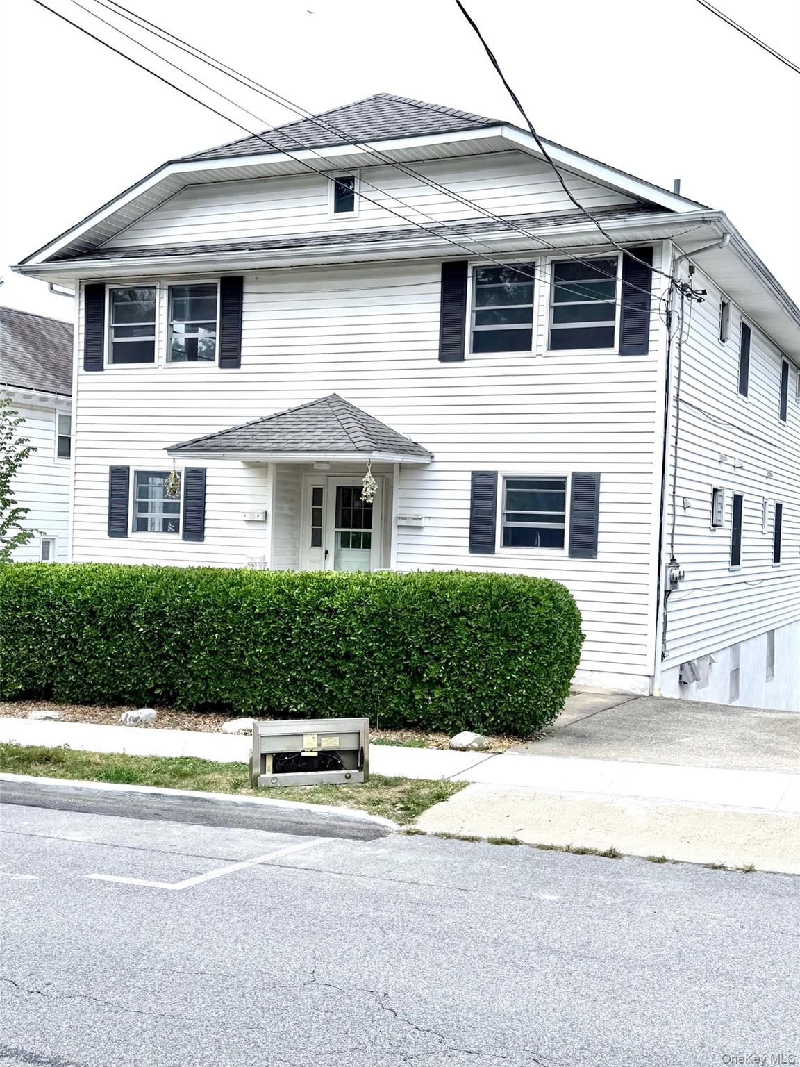 This well maintained 3 Bedroom, 2.1 Baths duplex  is available for imm...