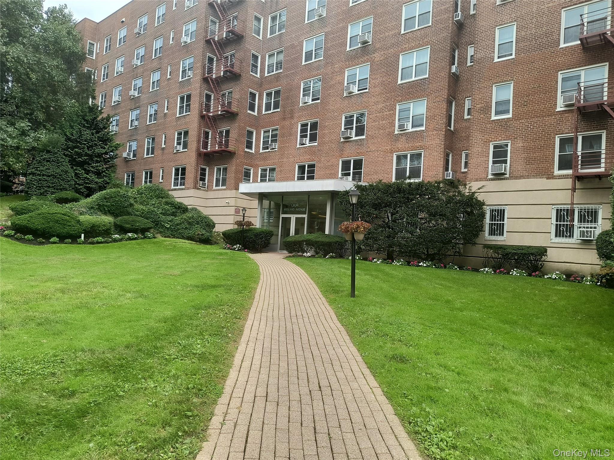 Welcome to Kimberly Gardens a coop community in Yonkers.  This unit is...