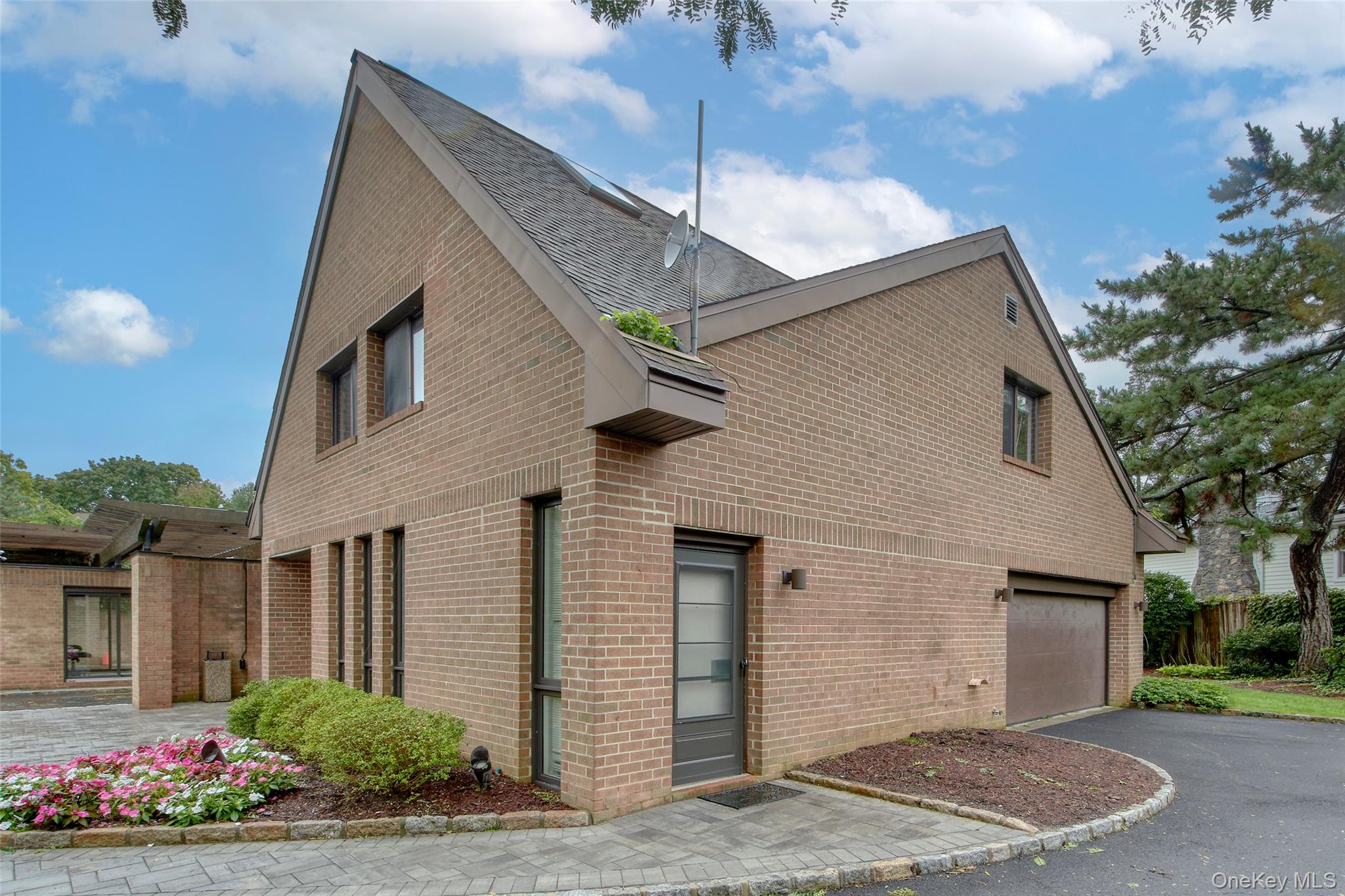 Opportunity knocks to rent in the luxurious waterfront community of Wa...