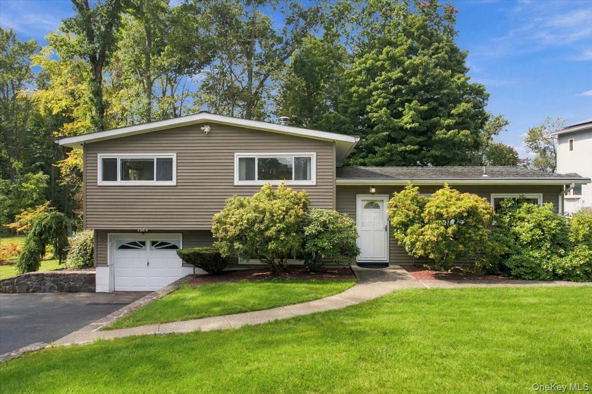 This lovingly maintained split-level ranch in the Lakeland School Dist...