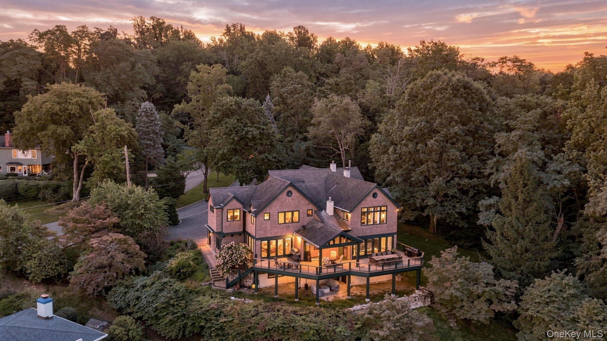 The river draws your eye. The details hold it.

With stunning Hudson R...