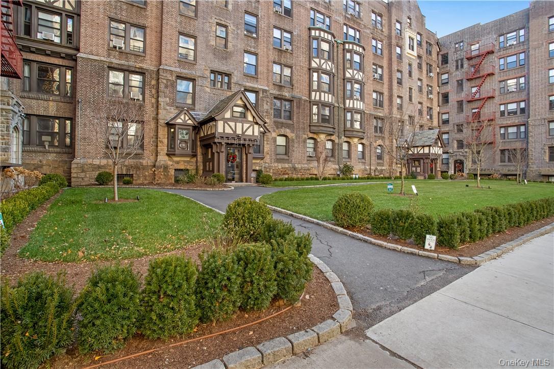 Commuter’s dream, walk to train! Renovated 3 bedrooms, 2 bathrooms in...