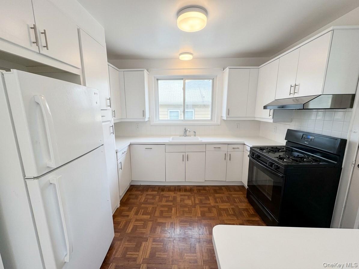 Welcome to 122 Greenvale Ave Apt 2, a beautifully laid-out 3-bedroom,...