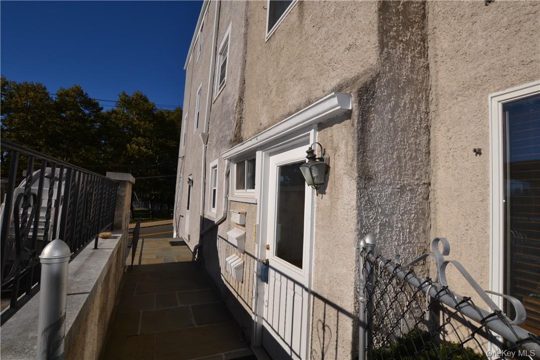 This remarkable 1-bedroom apartment offers views of the river and vers...