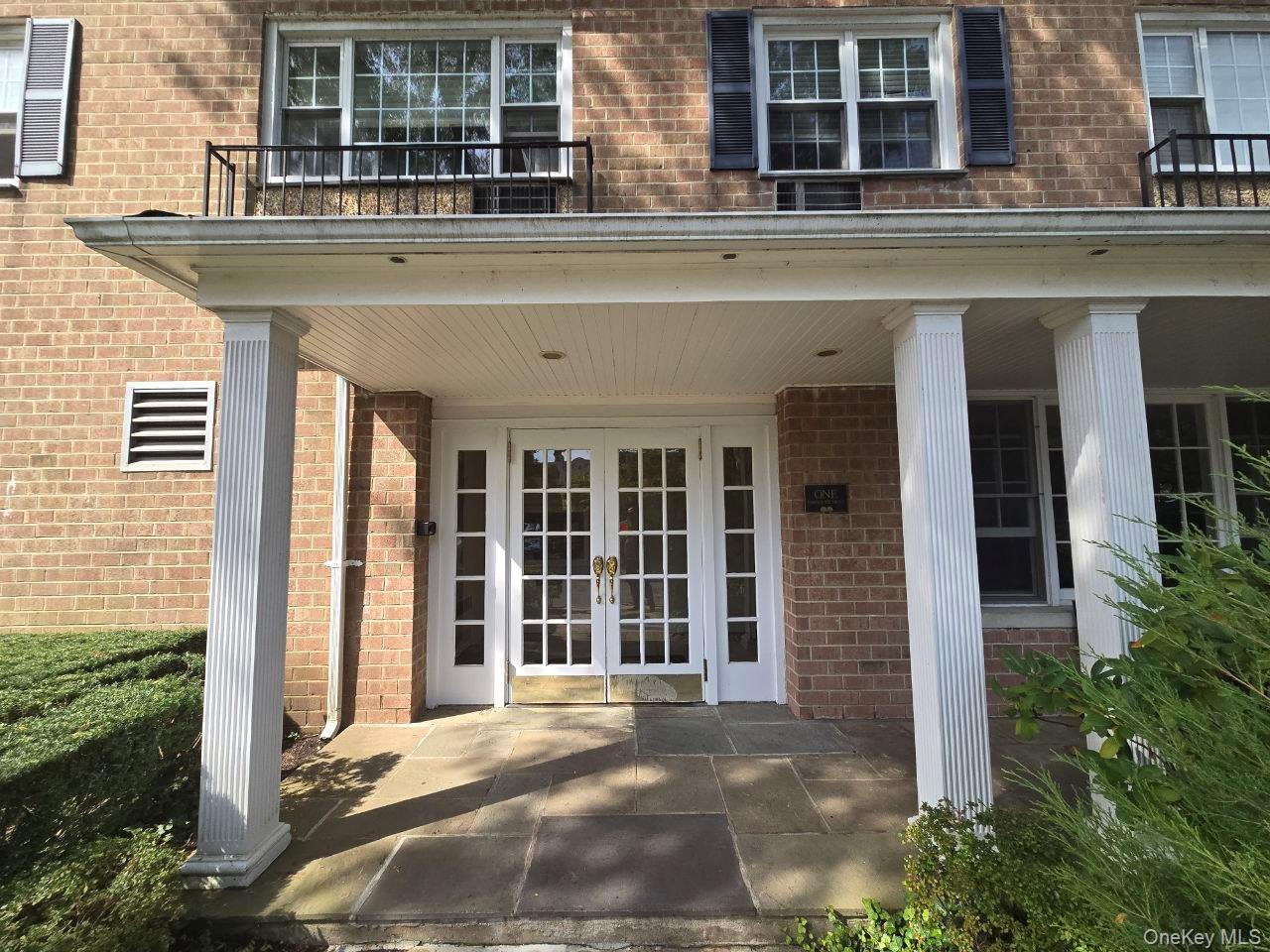 Beautifully maintained 1-bedroom, 1-bathroom condo in Tuckahoe, NY. En...