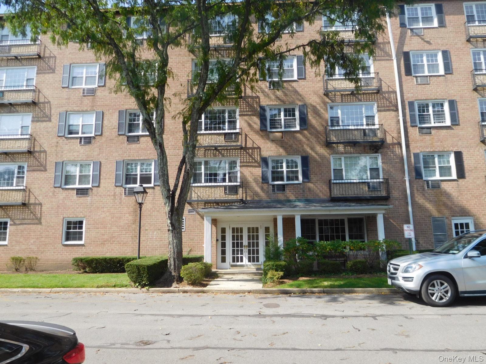 Beautiful Junior 4 at the Consulate on the Park. Gated Complex with 24...