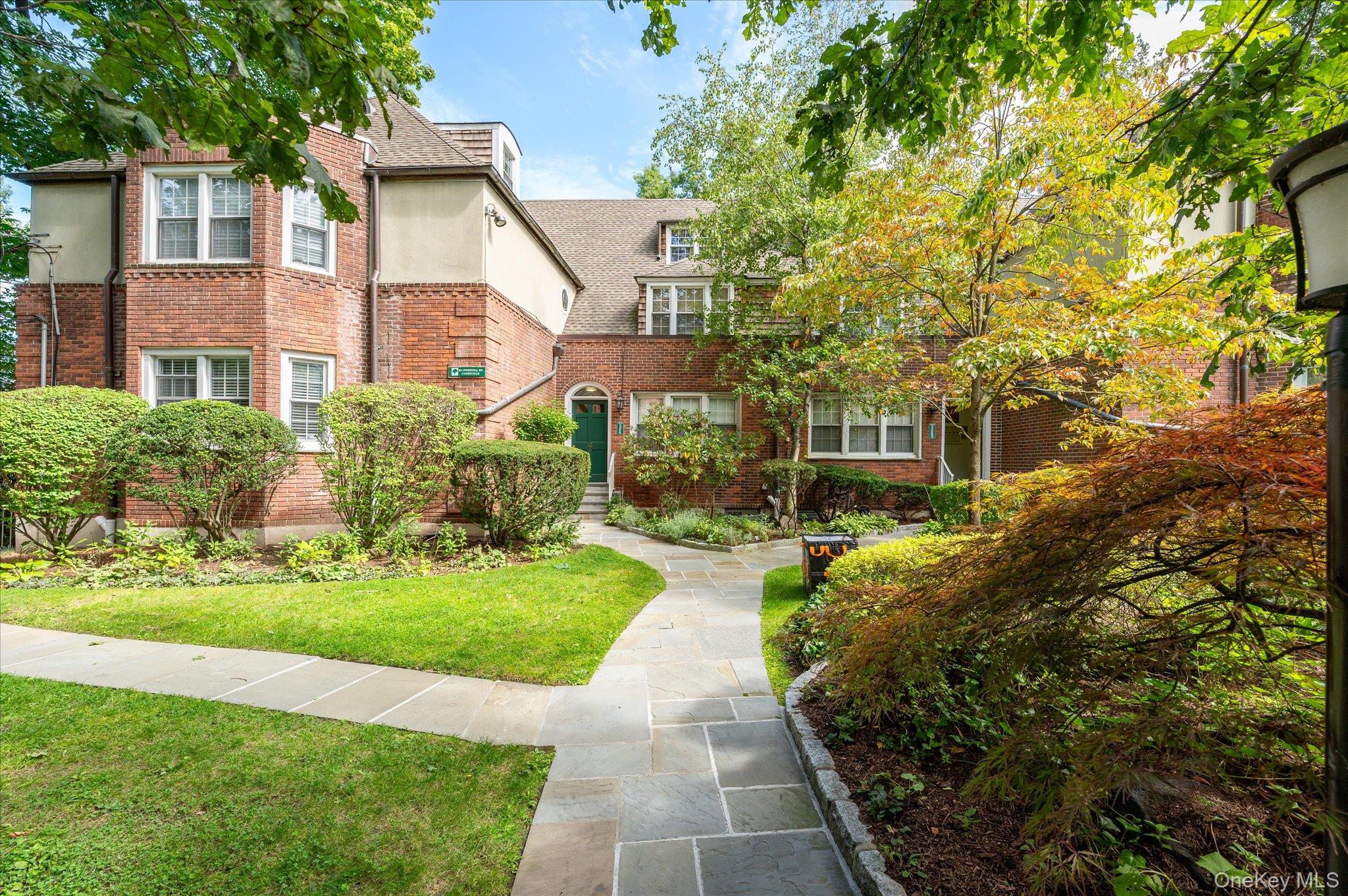 Scarsdale Country Estates co-op!

Cute as a button, this unit checks a...