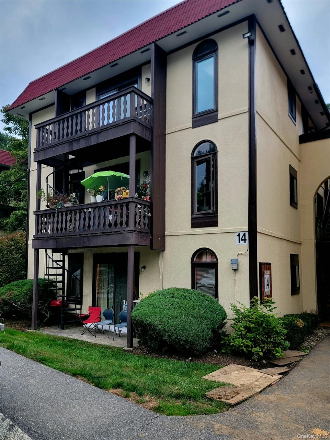 Welcome to resort-style living at the Granada Crescent development! Th...