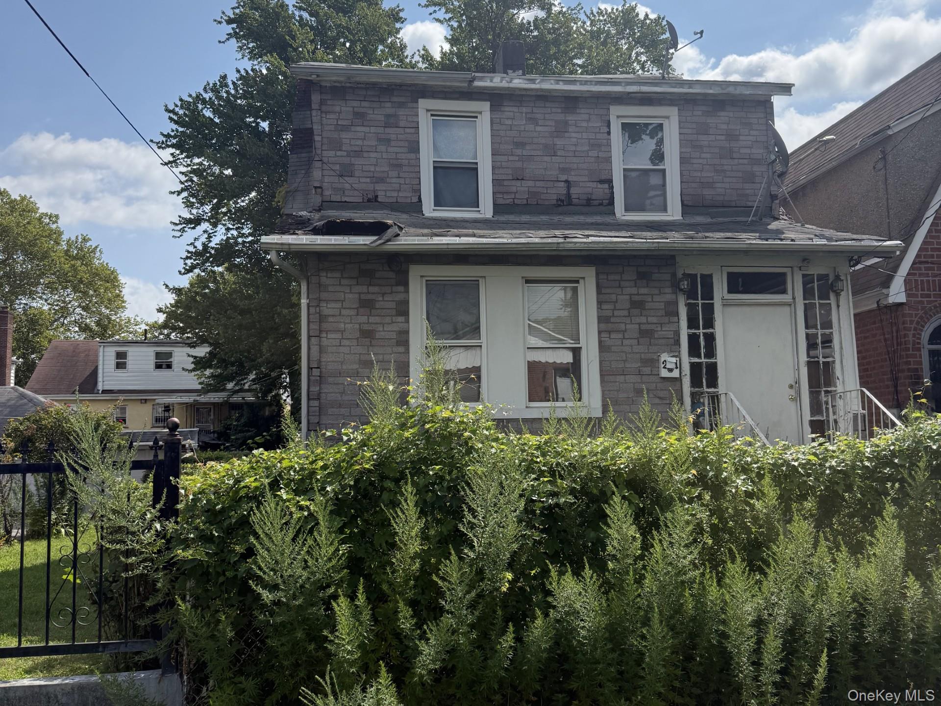 Bring your vision to this Mount Vernon single-family home offering 3 b...